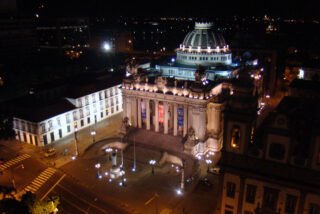 Vista noturna do Palácio Tiradentes e de sua cúpula no centro do Rio de Janeiro