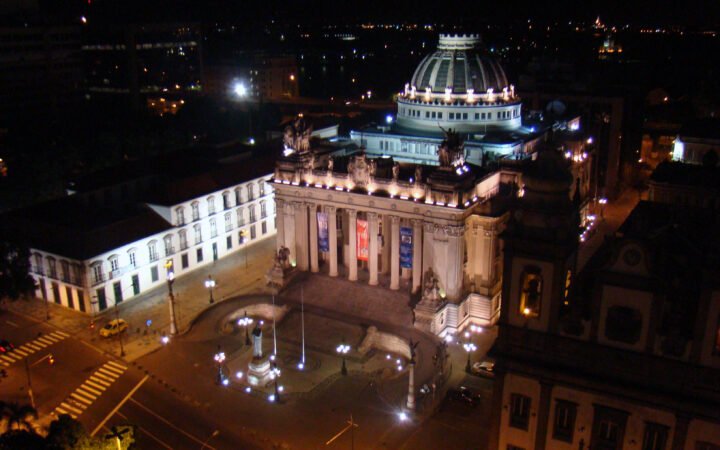 Vista noturna do Palácio Tiradentes e de sua cúpula no centro do Rio de Janeiro
