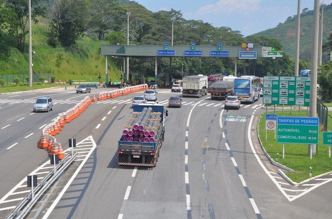Veículos passam por uma praça de pedágio na BR-040