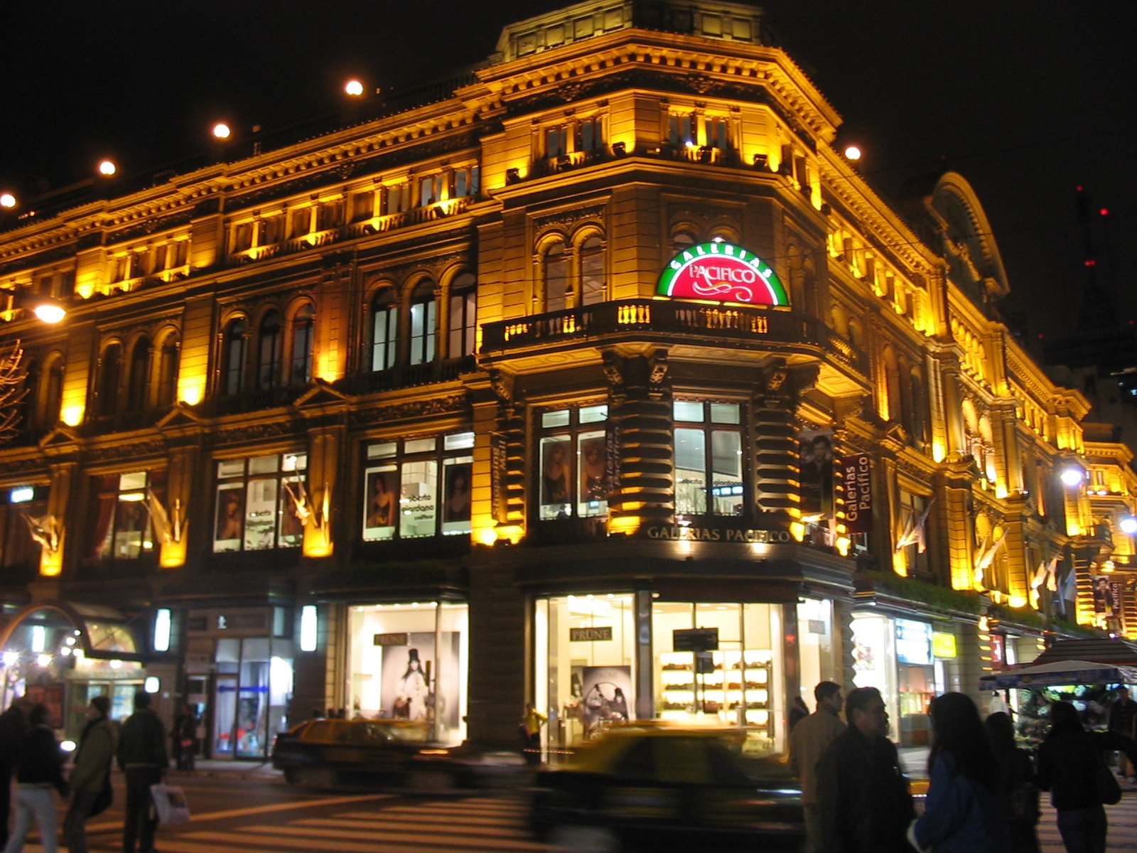 Fachada e entrada das Galerías Pacífico, centro comercial em Buenos Aires.