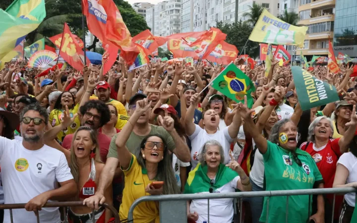 Manifestação em apoio a Lula em Copacabana, no Rio de Janeiro, em 18 de outubro de 2026.