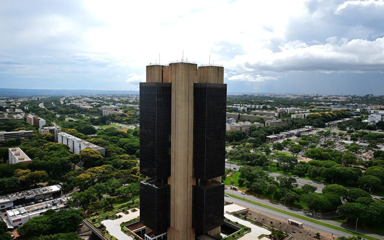 Vista aérea da torre do Banco Central do Brasil no Setor Bancário Sul, em Brasília.