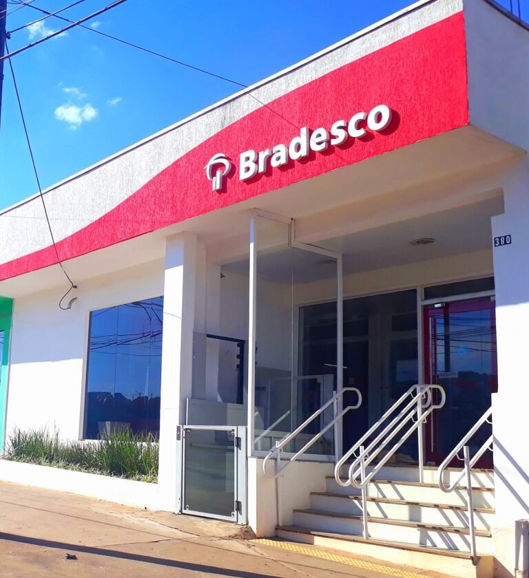 Fachada vermelha de uma agência do Bradesco em Imbaú, no Paraná.