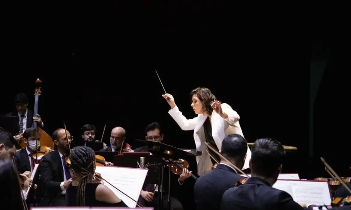 Regente conduz músicos da Orquestra Filarmônica de Goiás em fotografia de divulgação de arquivo