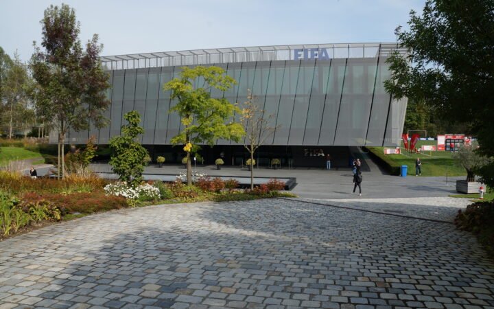Fachada da sede da Fifa com a identificação da entidade em Zurique.