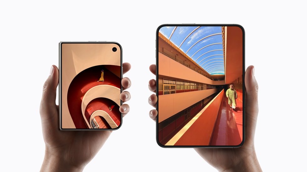 iPhone Duo nas posições fechada e aberta, em imagem de divulgação da Apple.