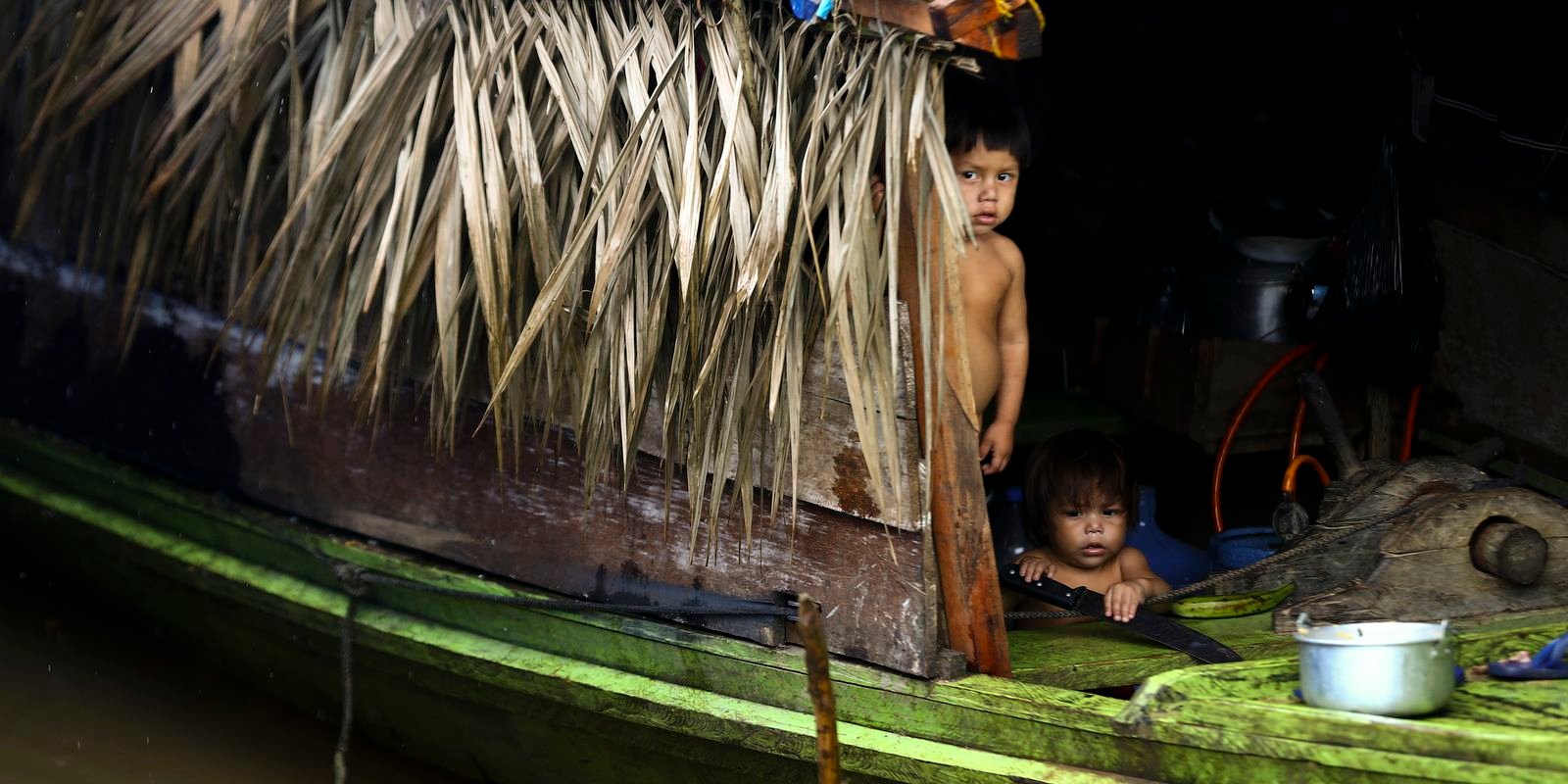 Crianças em uma embarcação coberta no porto de Atalaia do Norte, em imagem de arquivo de 2023.