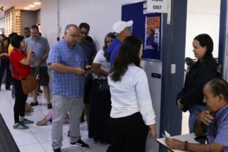 Eleitores aguardam diante de uma seção eleitoral na Unieuro, em Águas Claras, no Distrito Federal.