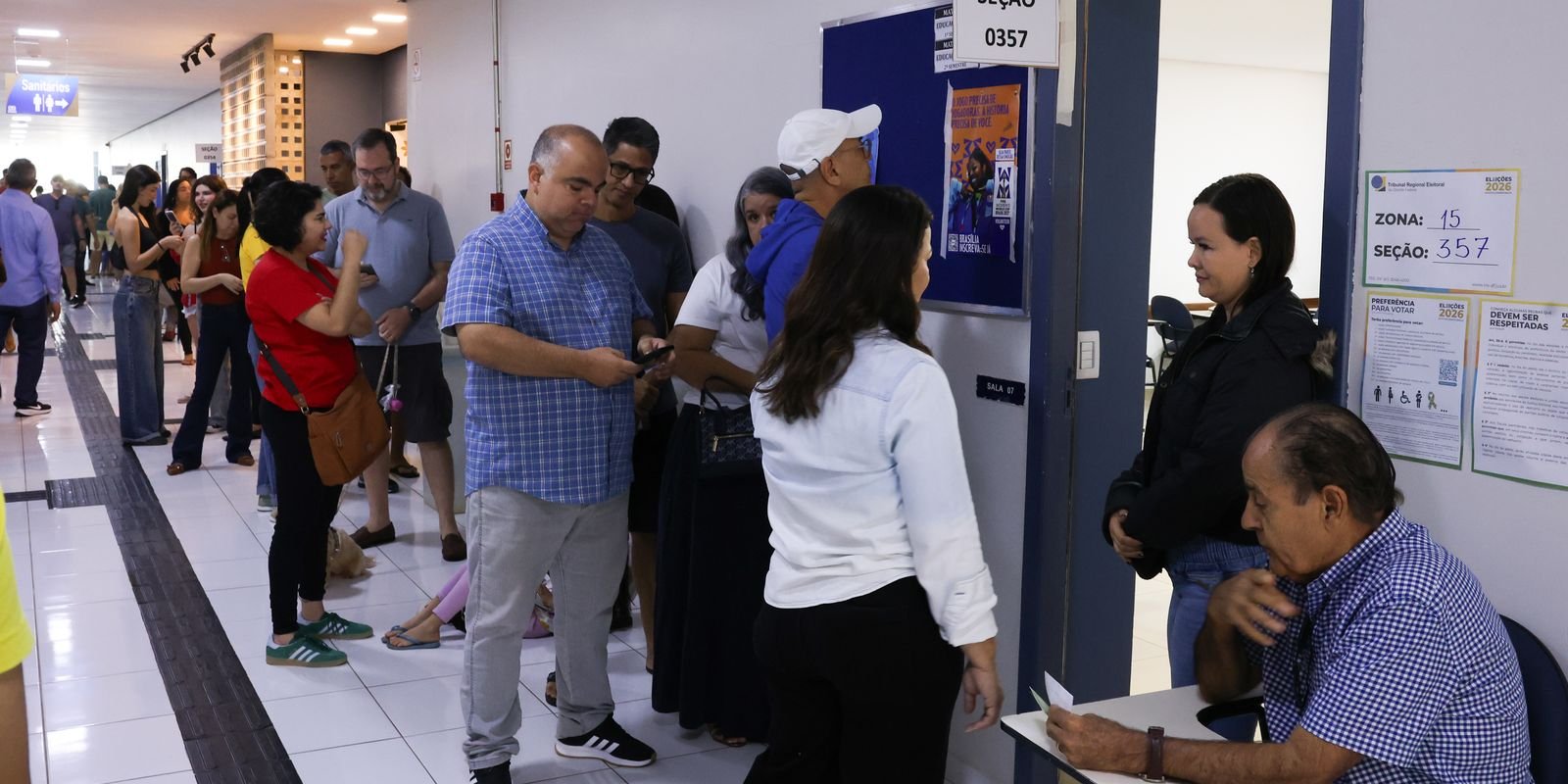 Eleitores aguardam diante de uma seção eleitoral na Unieuro, em Águas Claras, no Distrito Federal.