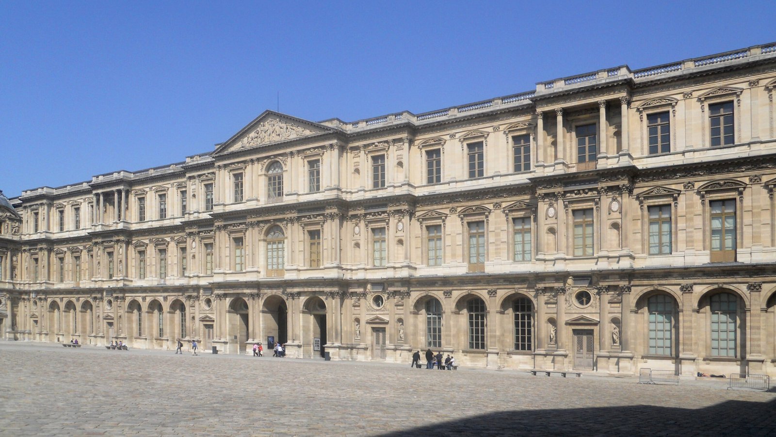 Fachada histórica do Louvre vista do pátio Cour Carrée, em Paris.