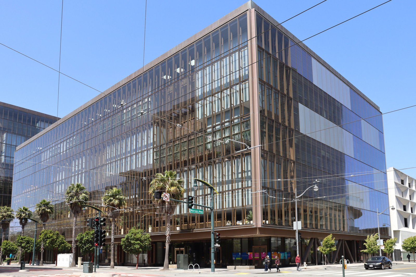 Edifício de escritórios envidraçado na esquina da Third Street em São Francisco