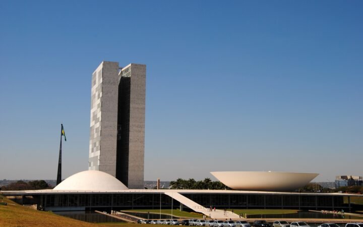 Edifício do Congresso Nacional, com as torres e cúpulas, em Brasília.
