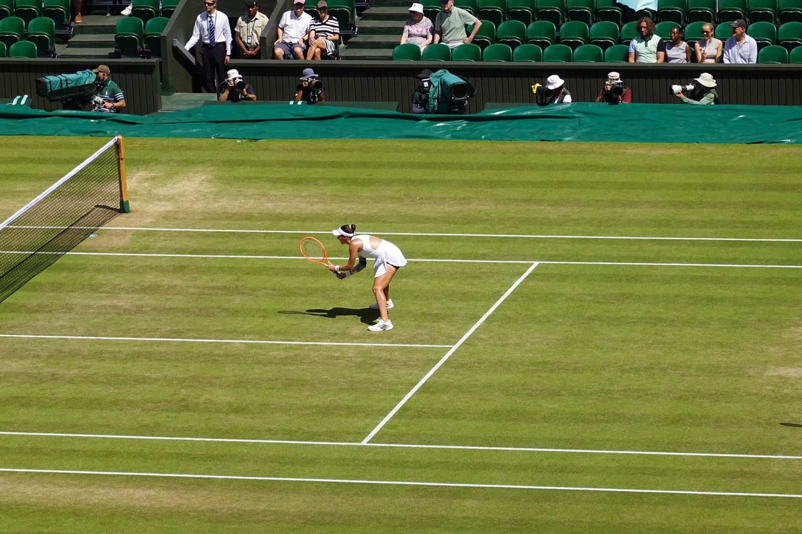 Luisa Stefani joga tênis na quadra de grama de Wimbledon em julho de 2026.