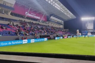 Arquibancada principal e gramado do Estádio Banco Guayaquil, em fotografia noturna de arquivo de 2022.