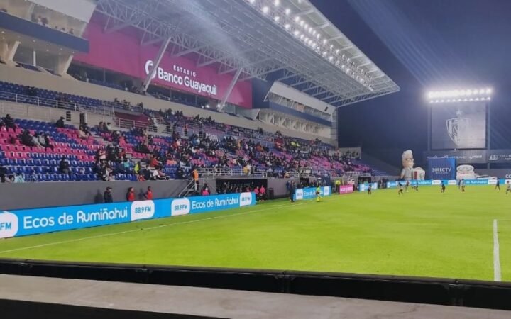 Arquibancada principal e gramado do Estádio Banco Guayaquil, em fotografia noturna de arquivo de 2022.