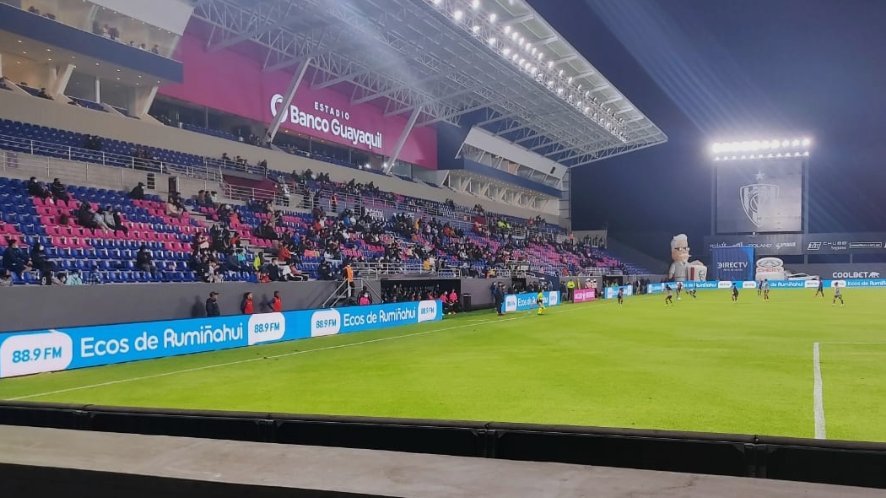 Arquibancada principal e gramado do Estádio Banco Guayaquil, em fotografia noturna de arquivo de 2022.