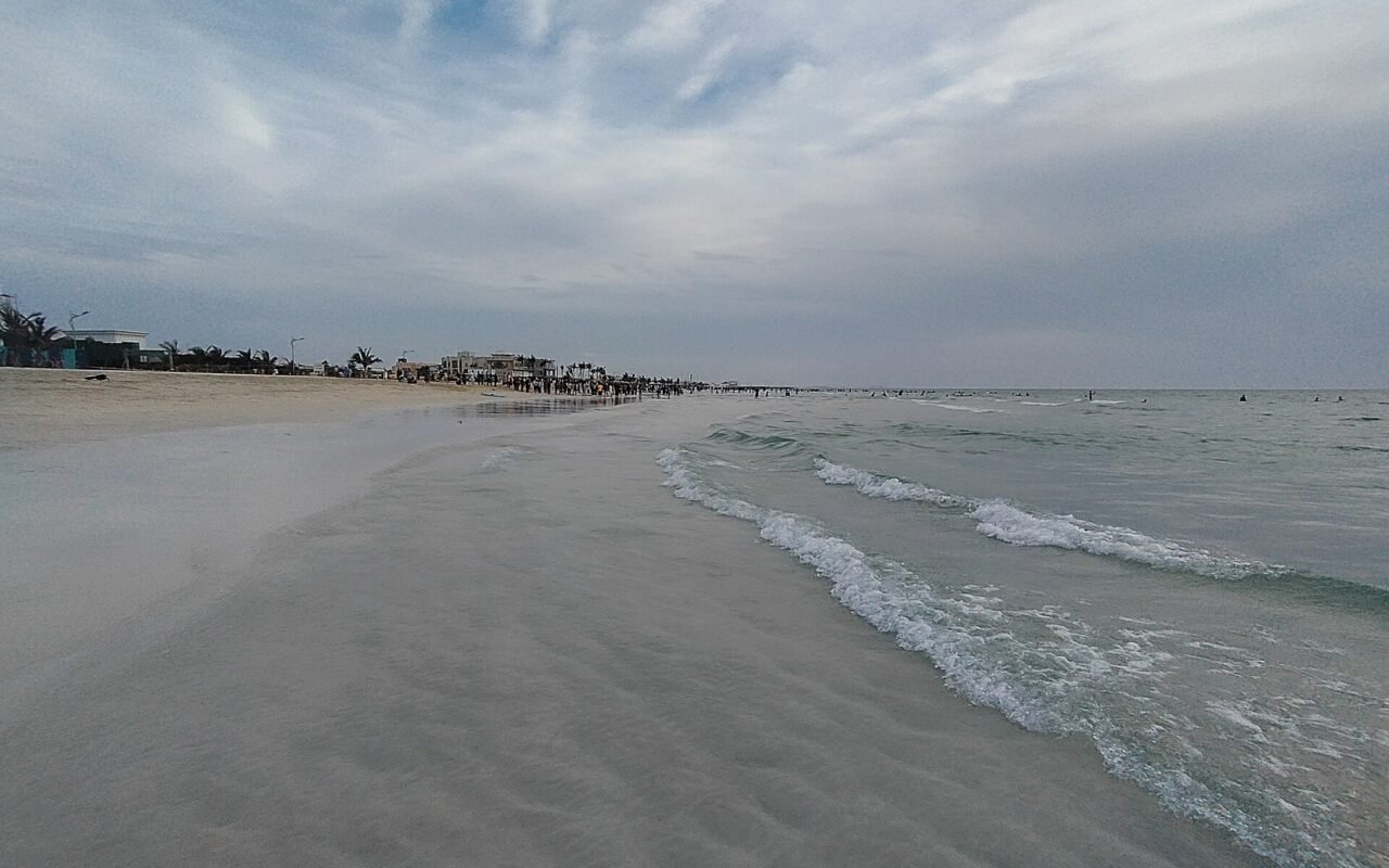 Ondas e faixa de areia em praia de Umm Al Quwain, nos Emirados Árabes Unidos, antes do vazamento de 2026.