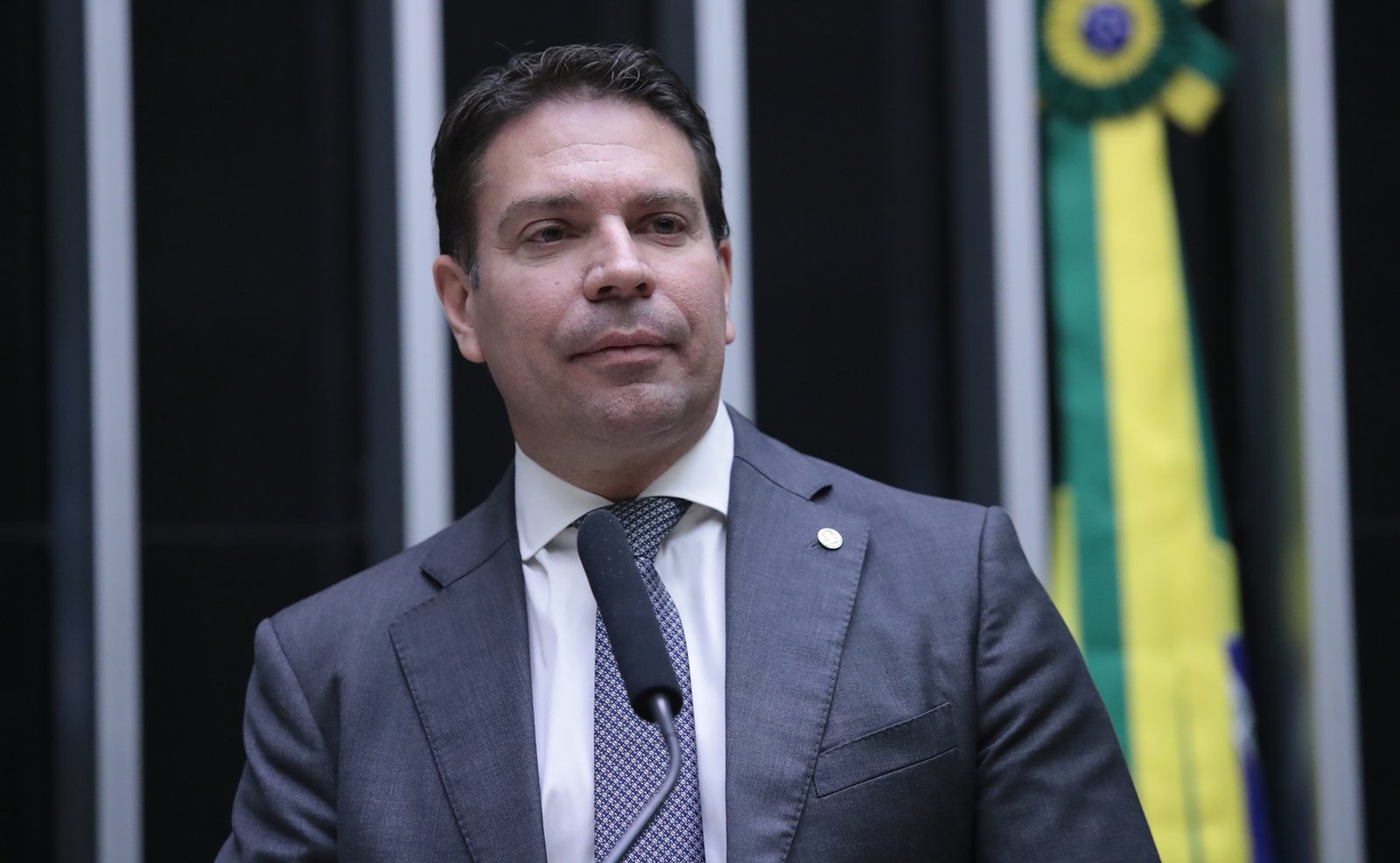 Alexandre Ramagem de terno e gravata fala em microfone no plenário da Câmara.