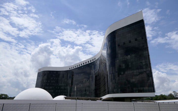 Fachada de vidro e cúpulas brancas da sede do Tribunal Superior Eleitoral, em Brasília.