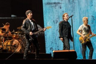 Larry Mullen Jr., The Edge, Bono e Adam Clayton apresentam-se no palco em Bruxelas.