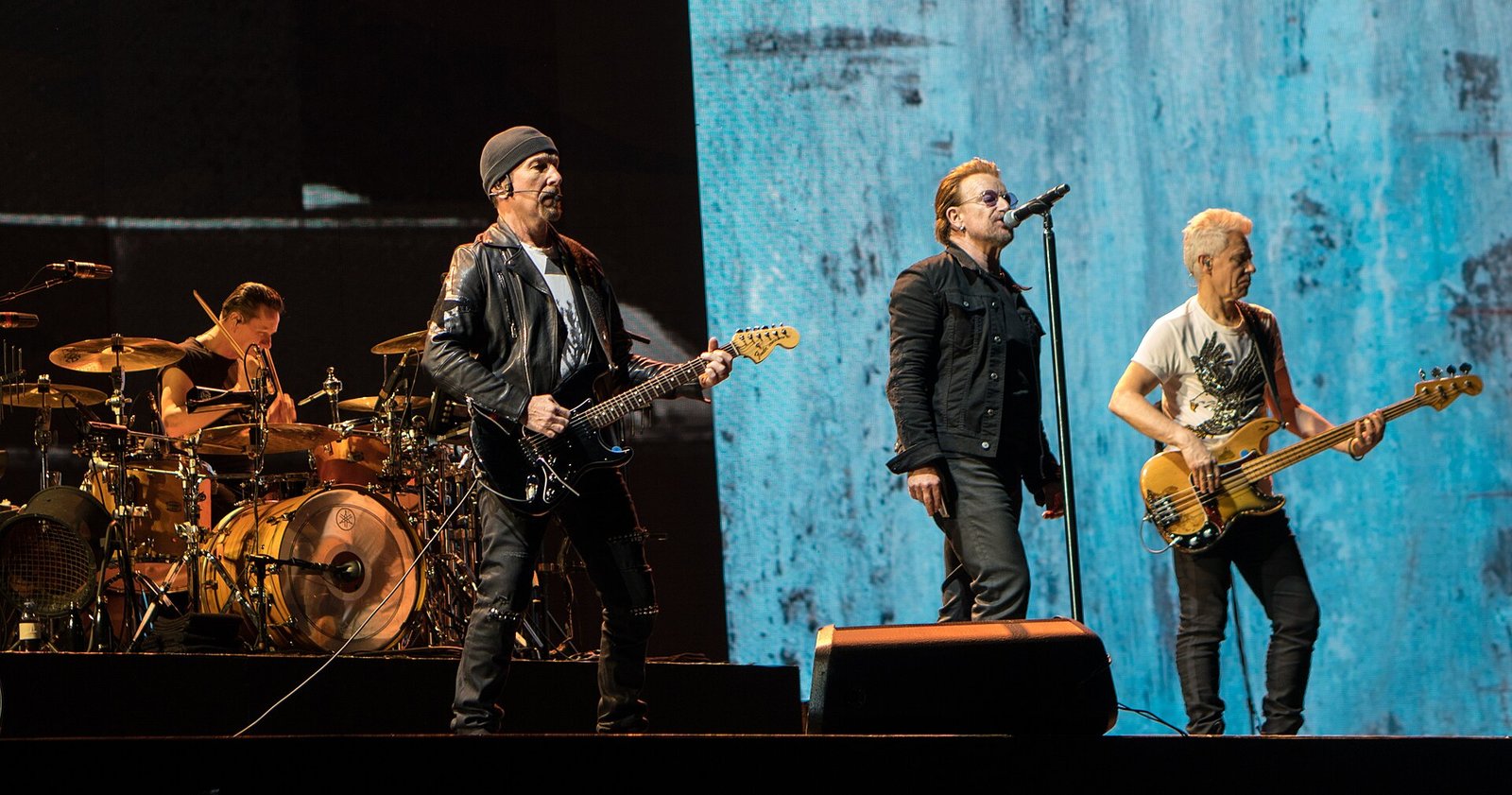 Larry Mullen Jr., The Edge, Bono e Adam Clayton apresentam-se no palco em Bruxelas.